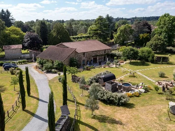 HAUTE VIENNE - Grange d'exception rénovée et parc privé à proximité de Bellac