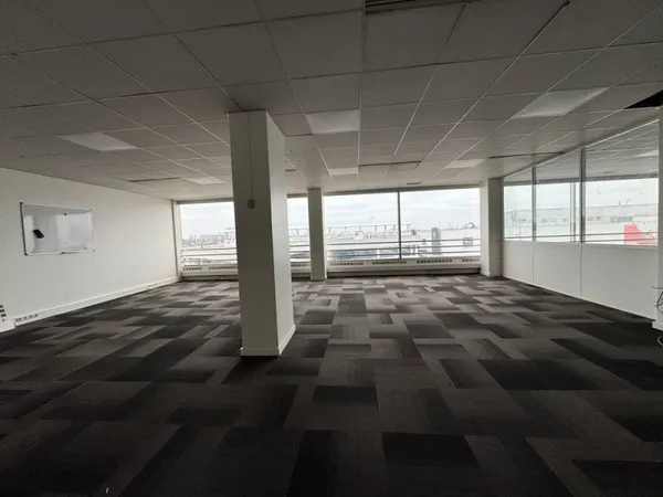 Bureaux - A LOUER - 242 m² non divisibles