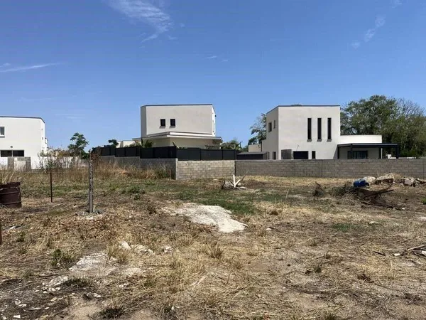 Terrain constructible 638 m²