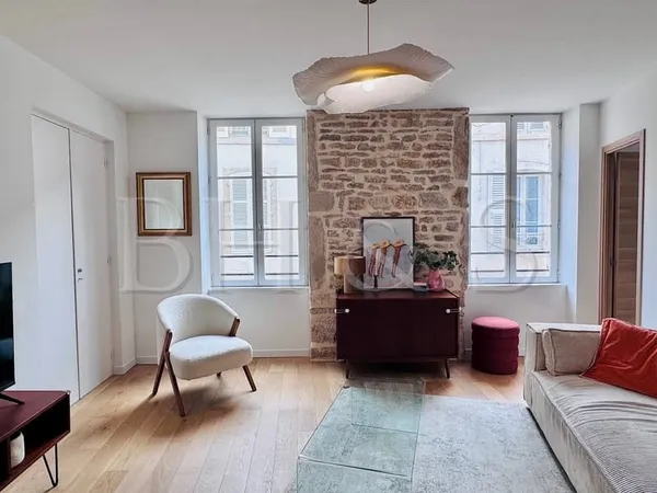 Appartement totalement rénové avec du cachet, 2 chambres, centre historique
