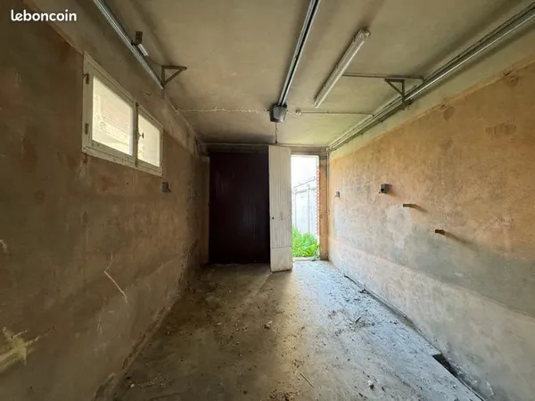 À ventre box 18m2 belle hauteur