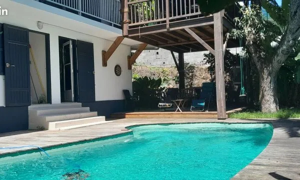 Loue chambre dans maison avec terrasses et piscine