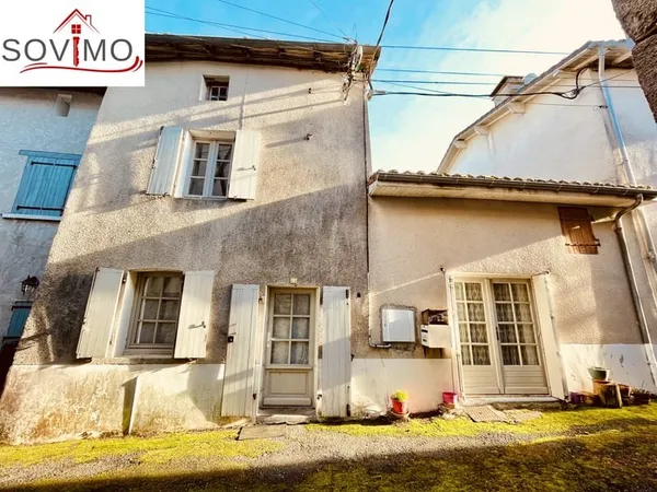 DANS UN JOLI VILLAGE, MAISON À RAFRAICHIR AVEC JARDIN ET GAR