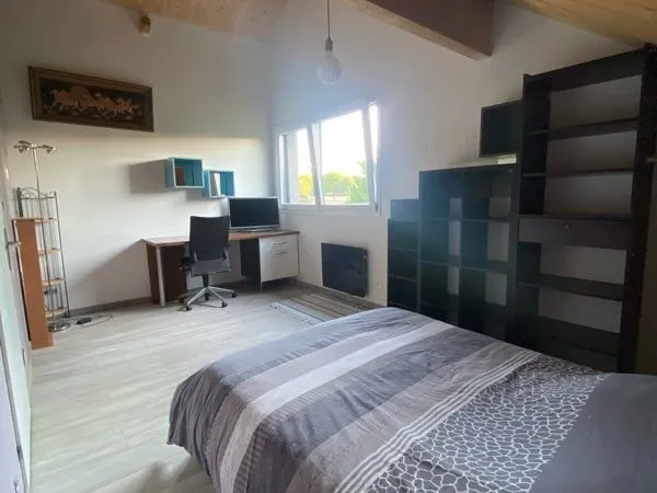 Grande Chambre meublée dans maison confortable