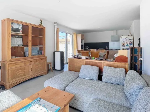 ENTRE LE BOURG ET LES ELOUX - MAISON RECENTE AVEC 2 CHAMBRES