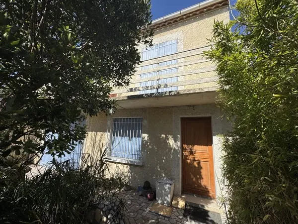 Maison avec terrasse, jardin, garage et hangar à Coursan (11