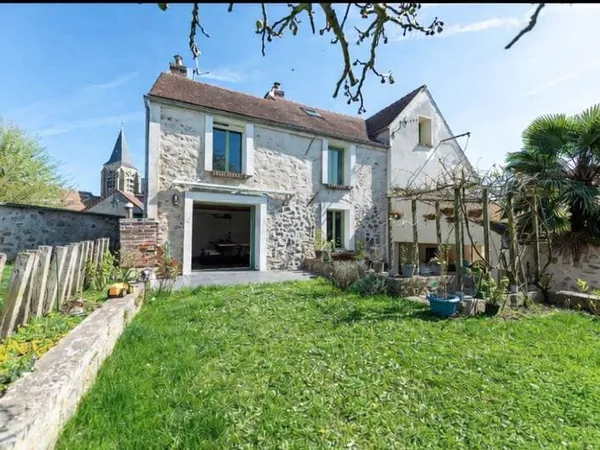 Charme de l'ancien dans un village avec accès rapide à Roiss