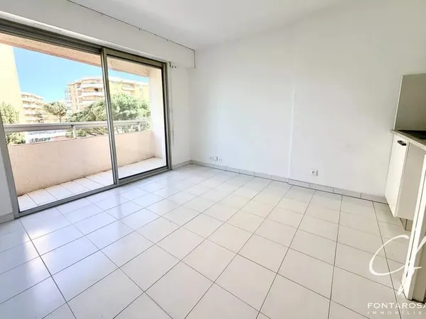 Studio lumineux avec balcon - 3e étage avec ascenseur - Proche plages et commerces