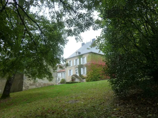 MAISON DE MAITRE XIXe AVEC DEPENDANCES