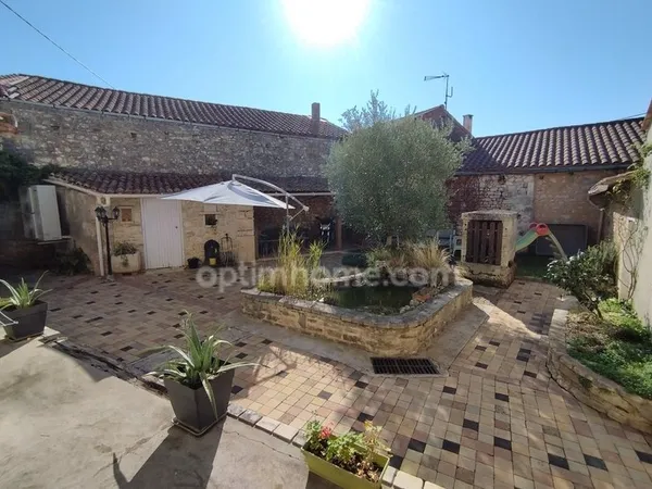 Mornac. Maison de 133 m², rénovée avec soin avec 2 garages et dépendances