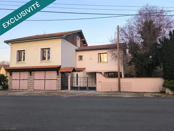 Grande maison individuelle sur joli terrain plat clos et arboré