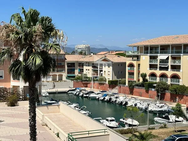 Port Fréjus .T2 rénové avec vue marina & box