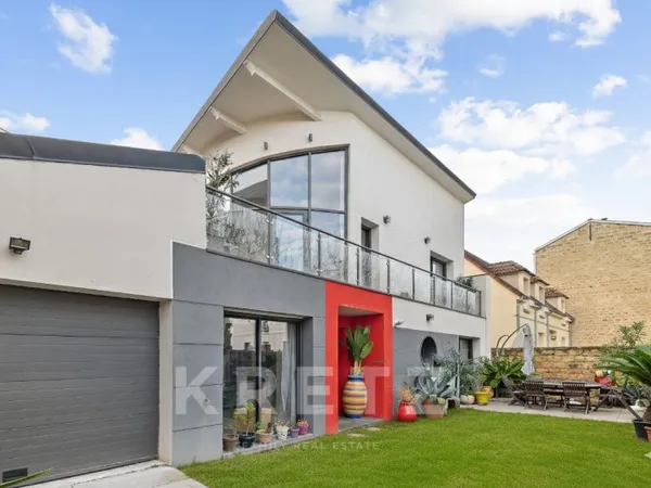 Maison contemporaine avec terrasses et patio