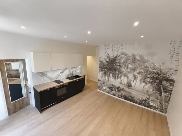 Nice Port 2 pièces rénové de 36,4 m² avec balcon et aperçu