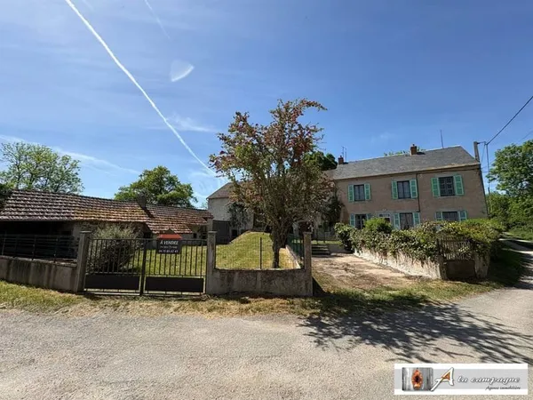 Maison de caractère à rénover, avec dépendances et terrain