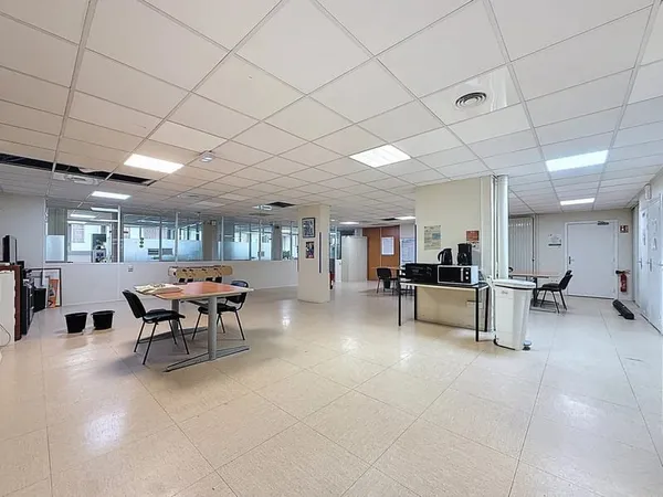 NICE NORD - Murs commerciaux libres 588 m² en RDC + garage 7 véhicules - Accès PMR