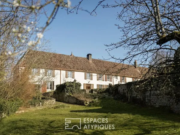 Ancienne dépendance du château et son charmant jardin