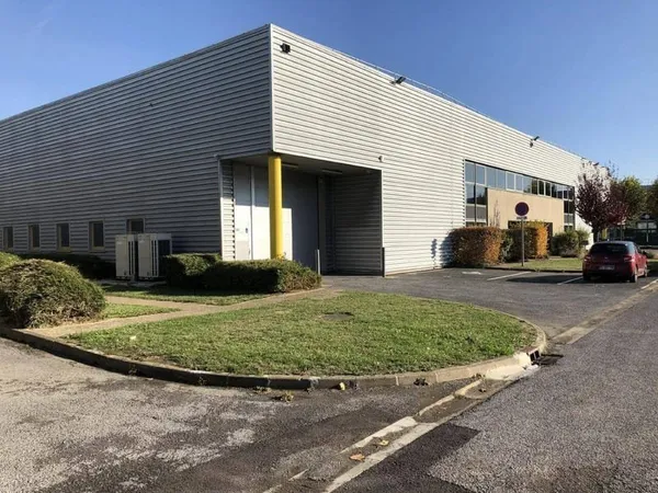 Local d'activité 1001 m²