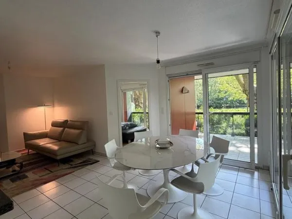 À VENDRE - Grand F2 avec terrasse, vue canal et parc - Environnement calme