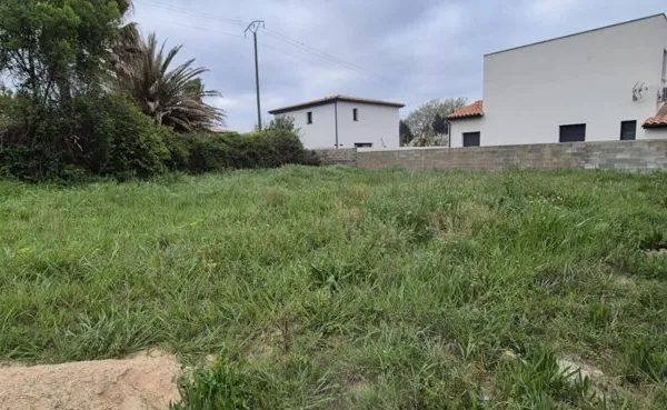 Terrain de 472 m² viabilisé et libre de constructeur