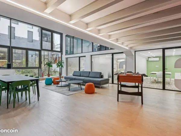 LOCAL ATYPIQUE 340 m² / SHOWROOM / BUREAUX - COURBEVOIE - Lumineux, proche la Défense