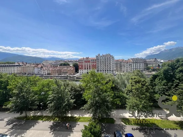 Quai de France T1bis Meublé en étage avec ascenseur et vue !