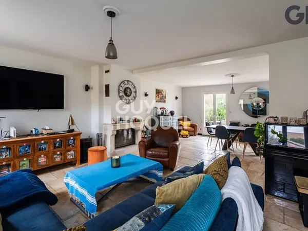 CHARMANTE MAISON AVEC SOUS-SOL DE 6 PIECES ( environ 138m²) À SOISY-SUR-SEINE