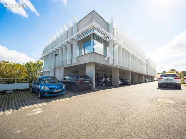 Bureau à 170 HT tout compris à Anglet- Idéal indépendant, poser votre ordinateur, prêt à travailler