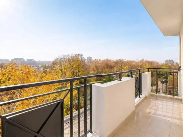 Appartement lumineux avec balcon et loggia