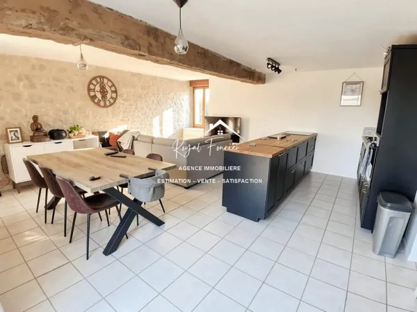 Belle maison de bourg, entièrement restaurée sise dans une rue
