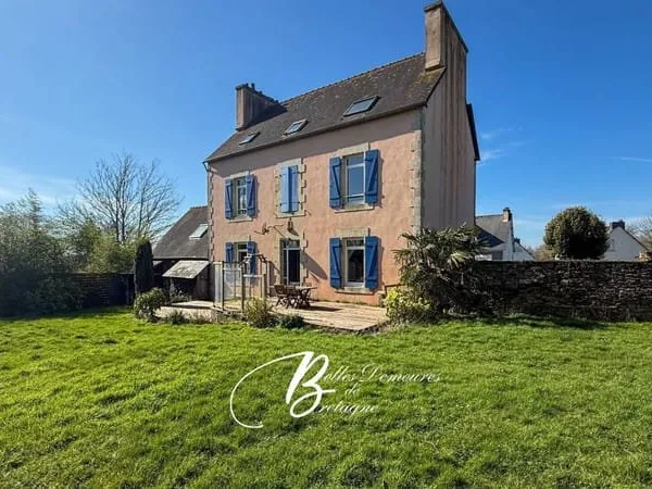A vendre ancien presbytère aux beaux volumes et jardin plein de charme proche Carhaix