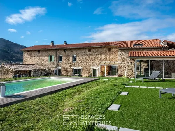 L'habitat rénové d'un ancien corps de ferme, en Ardèche