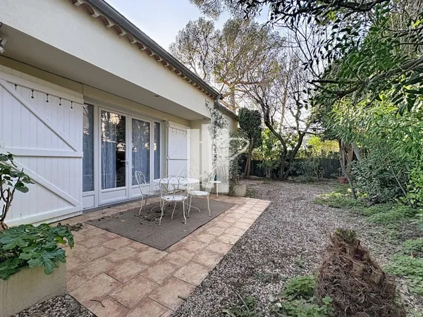 Petite maison coeur de boulouris au calme