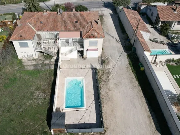 Spacieuse maison lumineuse avec piscine et logement indépendant -162 m²