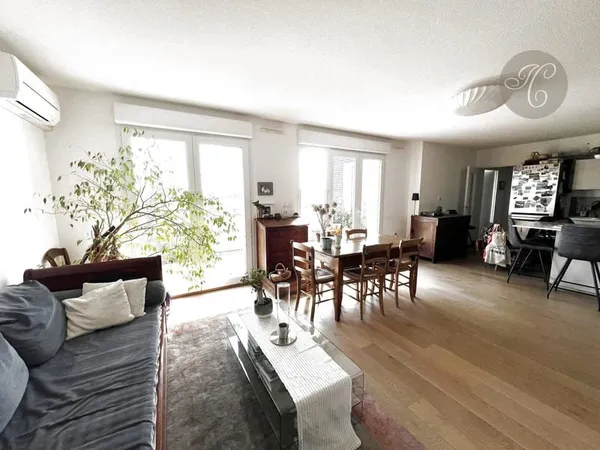 Spacieux appartement avec terrasse et parking prox remparts