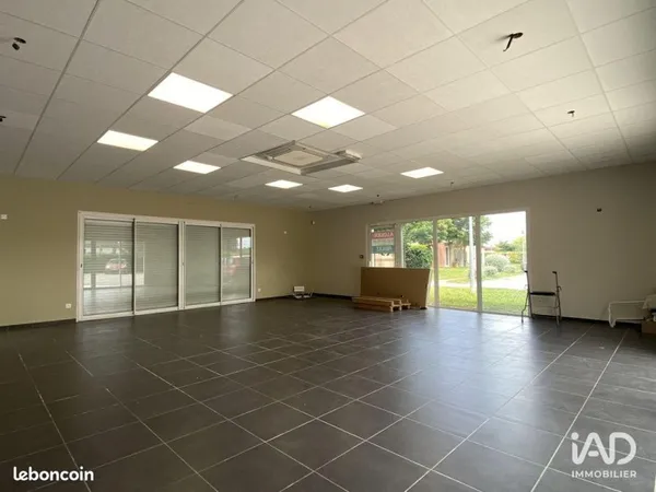 Local 261 m² LÉGUEVIN