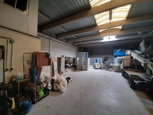 Entrepôt 690 m²