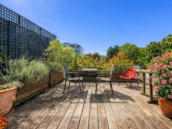 Co-exclusivité : Elégant appartement avec terrasse dans ancien H