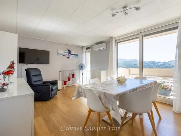 Type 4 de 75 m2 avec grand balcon en état impeccable ,reside