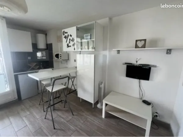 Libre en Avril urgent studio meublé avec parking et terrasse
