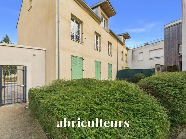 Grand T2 sous combles de 59,93 m² Carrez (69 m² au sol) - Résidence de standing avec très grand dres