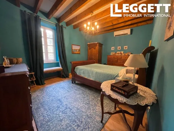 Trausse - Maison de village de 5 chambres avec cour privée.