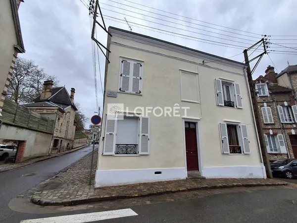 Chartres Duplex 52 m² avec cour Fort potentiel à 3 mins de la gare