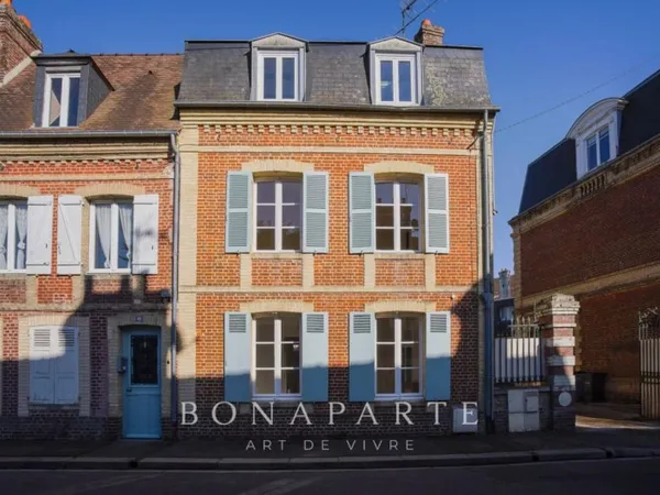 PONT L'EVEQUE - MAISON DE VILLE - COUR PAYSAGEE