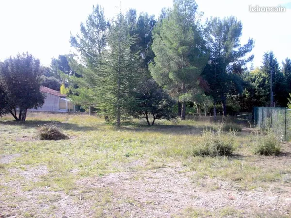 Eguilles 13510 - vend terrain 3 600 m2 - 35 M2 construdo - non constructible