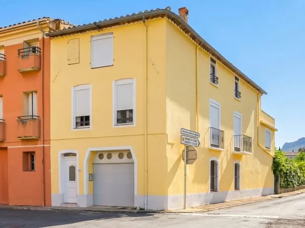 Vaste maison de village de 175 m2 avec immense garage, terrasse