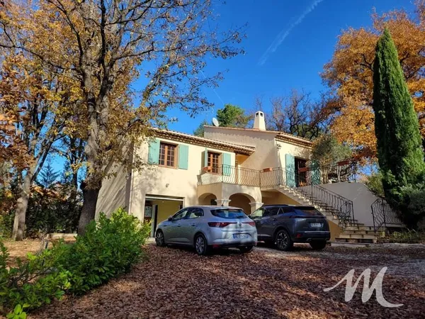 Charmante villa avec un magnifique terrain et un grand sous sol !