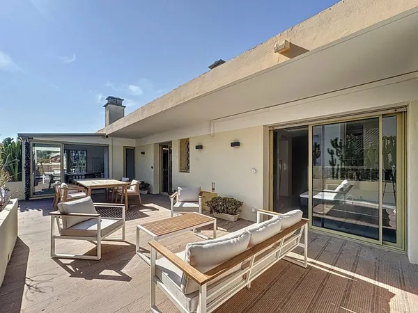 Toit terrasse entièrement rénové - Dernier étage - Le Cannet