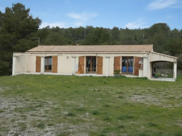 Villa plain pied d'environ 80m² sur terrain arboré de 3083m²