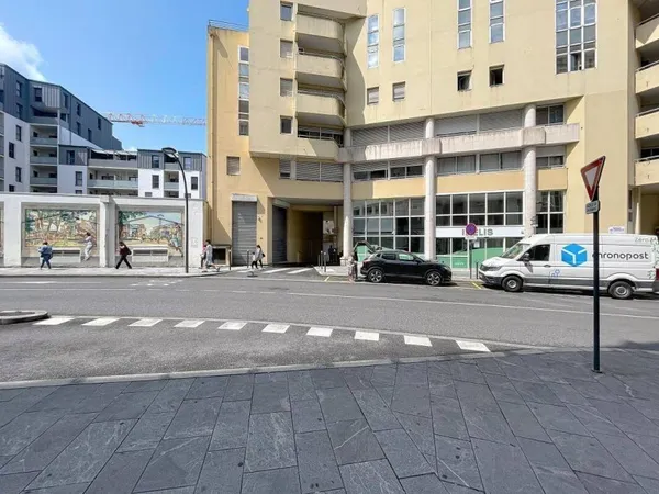 Local commercial 200 m²